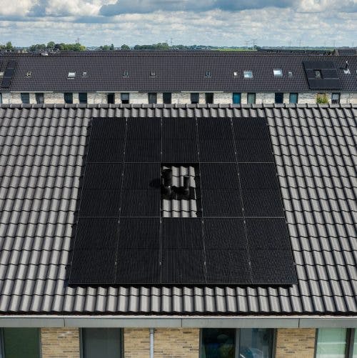 14 zonnepanelen met garantie op een schuin dak