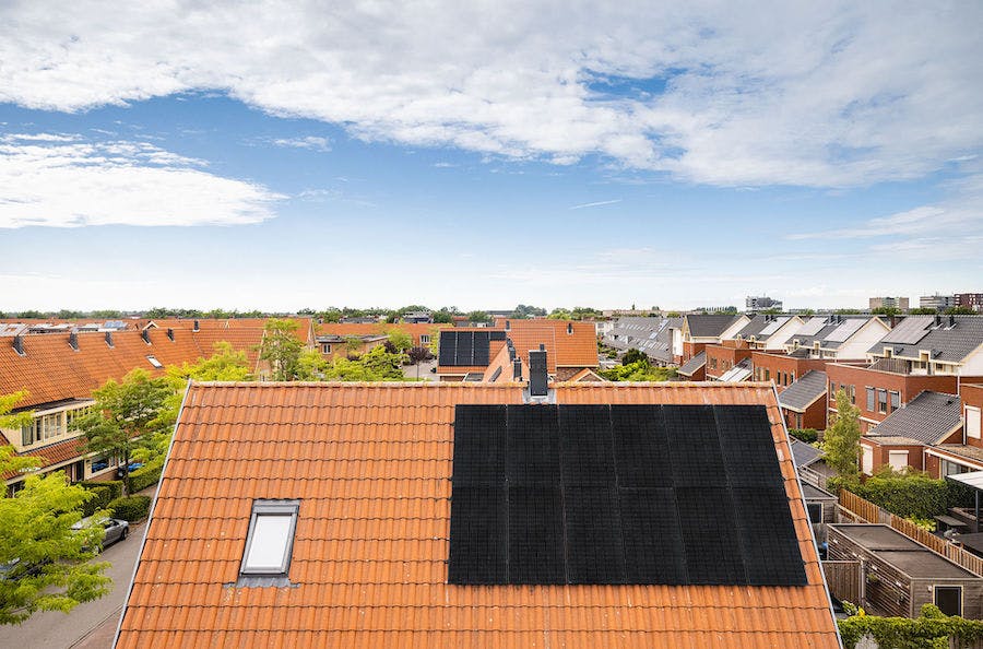 zonnepanelen op een oranje dak met een terugverdientijd van 7 jaar