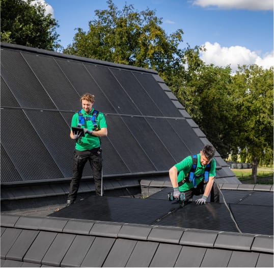 Zonnepanelen monteur op een dak