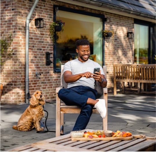 man gebruikt Zonneplan app